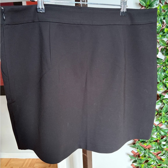 57. Ricki's Elegant Black Mini Skirt size 16 - Picture 2 of 3